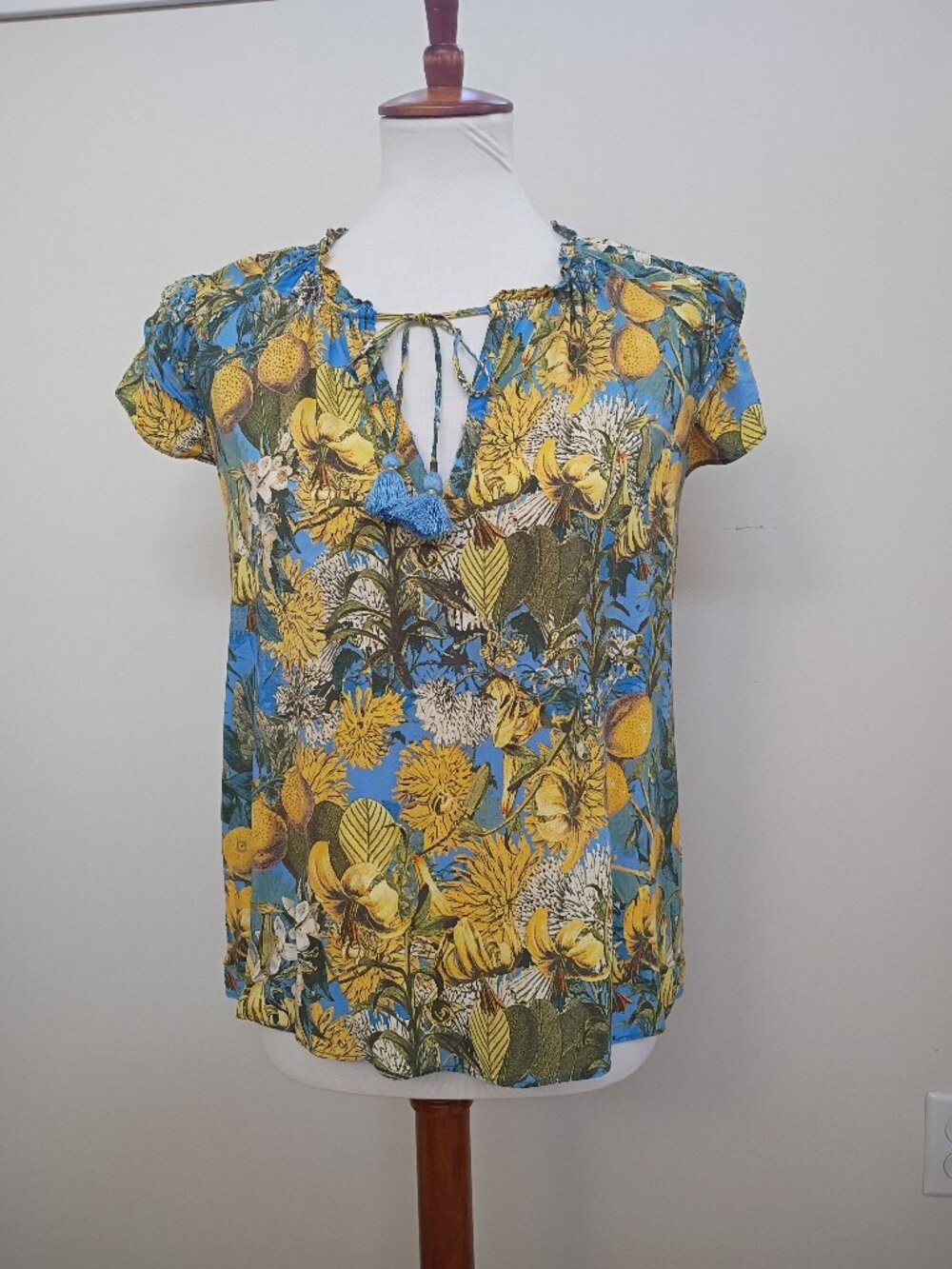 SUMMER SALE! Rose and Olive  Three Tier Butterfly Sleeve Top Size L